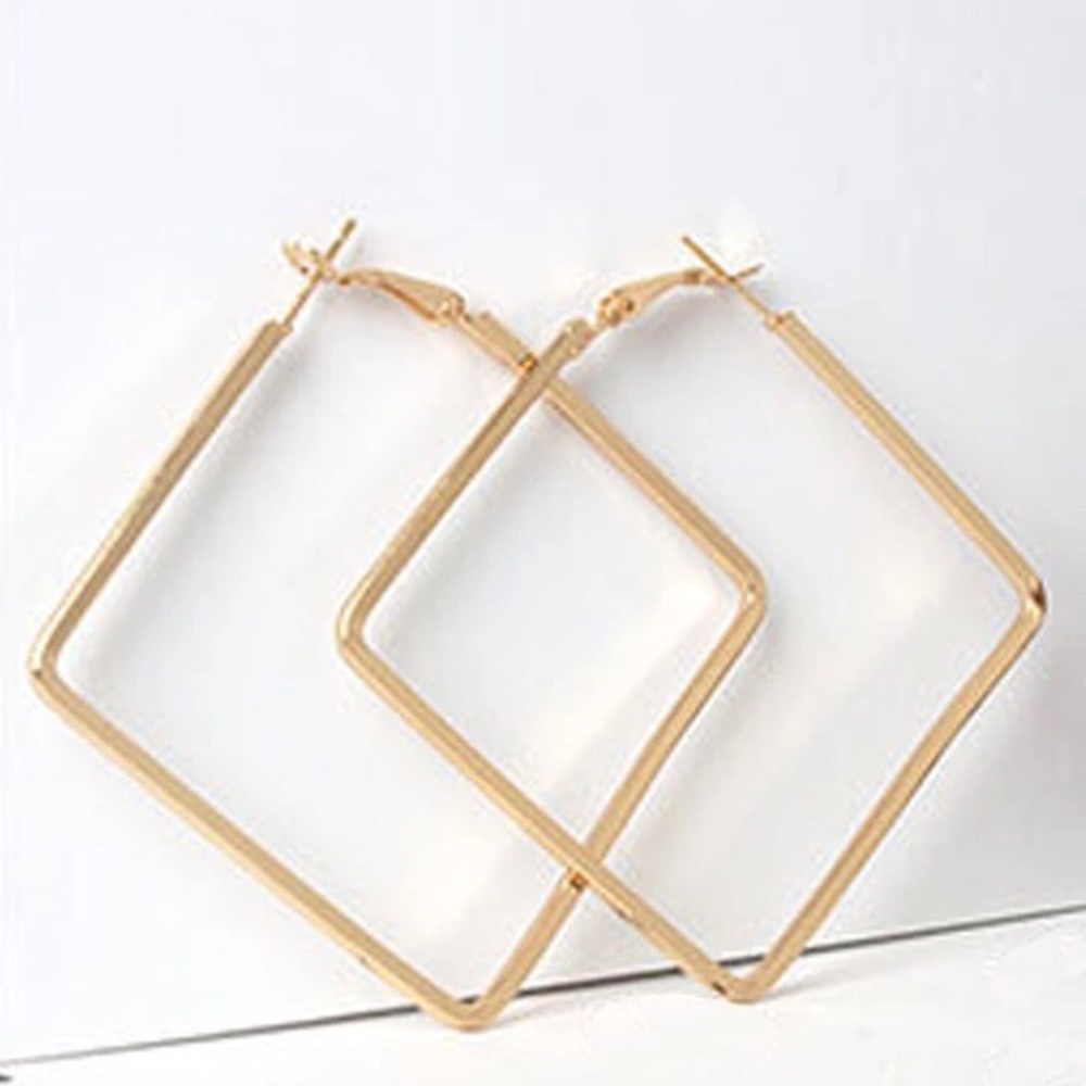 NEW!๐๐BIG!! SQUARE HOOP EARRING!!๐๐GOLD TONE!! - Picture 1 of 2